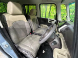 運転席まわりには十分なスペースがあり、大柄な方でもゆったり運転していただける環境です。