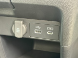 USBやシガーソケットも対応しておりますので、外部機器での接続、充電なども可能でございます。
