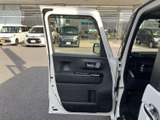 運転席からの視界は良好で、運転操作もスムーズに行えます。快適な空間で、安全運転をサポートします。落ち着いた内装も魅力です。