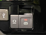 指先だけで簡単に操作が可能な電動パーキングブレーキを採用。「HOLD」スイッチを押すと、渋滞や信号待ちなどでブレーキペダルから足を離しても、ブレーキを保持するので安心です