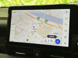 高精細な画面で、目的地までスムーズに案内。快適なドライブをサポートする頼もしい相棒です。地図表示も見やすく、操作も簡単です。