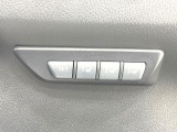 【メモリー機能付きパワーシート】ドライバーごとに設定したシート位置を記憶して、ボタン一つで切り替えできる便利な機能!運転する方が複数名いらっしゃるご家庭におすすめです♪