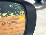 【ブラインドスポットモニター】走行中、ドアミラーの死角になりやすい箇所に後続車が接近するとサイドミラーのレンズに警告を表示!ドライバーに注意喚起をしてくれます。
