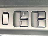 【パワーウィンドウ】運転席の窓を自動で開け閉めできます。