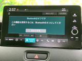 高精細なディスプレイが、快適なドライブをサポート。Bluetooth接続で、お気に入りの音楽をワイヤレスで楽しめます。情報もひと目で確認可能。