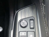 電動格納ドアミラー付き。スイッチ操作でミラーが開閉します。
