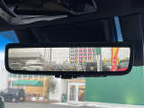 【デジタルインナーミラー(トヨタ)】車両後方カメラの映像をルームミラーに映すことが出来ます。 そのため、後席に人や荷物があって後方が見えづらい場合でもしっかり視界を確保することが出来ます。
