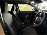運転席の画像です。足元やシートまわりに余裕があり、リラックスした姿勢で運転が可能です。視界も良好で操作系へのアクセスもしやすく、快適で安心感のあるドライブをサポートします。