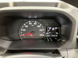 視認性に優れたメーターを採用しており、走行中でも車速や情報が分かりやすく表示されます。運転時の視線移動をむりのない範囲に抑え、快適で安心感のあるドライブをサポートします。