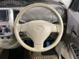 インテリアに合わせたデザインのステアリングは、運転される方のことも考え、運転しやすい形状、大きさです。是非一度、実際に触ってお確かめください。