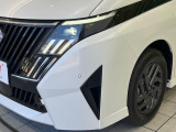 【LEDヘッドライト】悪天候や夜間走行時も良好な視界を確保し安心して運転できる高輝度LEDヘッドライトを装備!点灯速度が早く、消費電力も抑えられています。