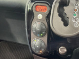 【オートエアコン】一度お好みの温度に設定すれば、車内の温度を検知し風量や温度を自動で調整。暑い&hellip;寒い&hellip;と何度もスイッチ操作をする必要はありません。快適な車内空間には必須の機能ですね♪
