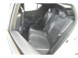 普段のお買い物や通勤、送迎等に十分な荷室スペースを確保しております。セカンドシートを倒すと、大きな荷物の積載も可能です