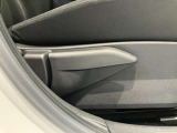 運転席はご自身の適切な運転ポジションへ移動可能なラチェットが付いております。