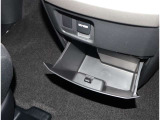 お車の取扱説明書・メンテナンスノート(記録簿)もございますのでディーラーで安心も買って下さい。
