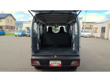 4人乗車状態でも充分な広さの荷室です。