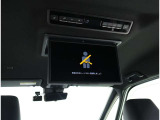 後席モニター装備:セカンドシート・サードシートにご乗車の方は、ドライブ中も天井部についているモニターでTV・DVD等をお楽しみ下さい♪♪使用しない時は、画面を天井部分に格納できます!