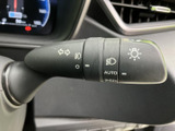 操作しやすい位置に配置されたウインカーレバー。直感的に操作でき、安全な車線変更をサポートします。