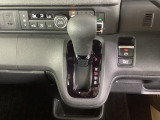 シフトはインパネシフト、パーキングブレーキは電子制御なので運転席と助手席の間はすっきりしています。