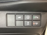 Hondaセンシング用の、VSA(ABS+TCS+横滑り抑制)解除と路外逸脱抑制機能のオンオフスイッチなどはハンドルの右側に装備しています。