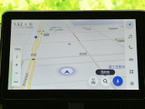 高精細な地図表示で、目的地までスムーズに案内。渋滞情報もリアルタイムで確認でき、快適なドライブをサポートします。見やすさも考慮されています。