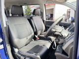運転席シート廻りは使用感も少なく、良好な状態となっています。前オーナー様が丁寧に使っていたことがよくわかりますね。