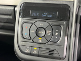【オートエアコン】一度お好みの温度に設定すれば、車内の温度を検知し風量や温度を自動で調整。暑い&hellip;寒い&hellip;と何度もスイッチ操作をする必要はありません。快適な車内空間には必須の機能ですね♪