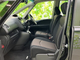 運転に必要な情報がひと目でわかるインストルメントパネルです。操作性にも優れており、安全運転をサポートします。快適な運転環境です。