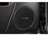 Harman Kardonサウンドシステムを搭載し、G550の上質な室内空間で臨場感のあるサウンドを楽しめます。ドライブ中の音楽をより高音質で楽しめる、魅力的な装備です。