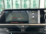 【パノラミックビューモニター】クルマを真上から見下ろした視点で駐車をサポートします。クルマの斜め後ろや真横など、いち早く障害物に気が付くことができます。