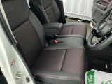 ヘタリもなく綺麗な状態です。シートリフトがついてますので、お好みのシートポジションで運転できます。