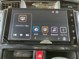 様々な情報を一目で確認できるモニター。運転に必要な情報を分かりやすく表示し、安全運転をサポートします。視認性の高いディスプレイです。