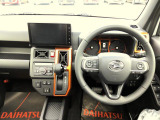 運転席まわり。スイッチやレバー等が使いやすく配置されています。