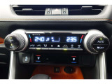 エアコンはオートタイプが装着済みです!オートモードにしておけば、車内温度を設定するだけで風の料や吹き出し口の切り替えを機械が行ってくれます!一年中快適な環境を作れますよ♪