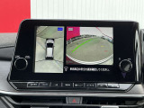 上空から見下ろしているかのような映像をディスプレイに映し出し、スムースな駐車をサポートします。画面は「トップビュー」のほか「サイドブラインドビュー」への切り換えが可能。ますます安心です