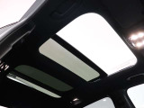 【開放的なサンルーフ】閉塞的な空間になりがちな車内の中で、開放感を与えてくれるサンルーフは大人気の装備です!