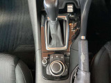 コントロールコマンダーを装備。自然な手の位置で操作でき、運転中の視線移動を軽減します。