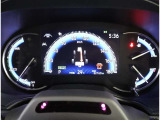 カラーヘッドアップディスプレイ付き。少ない視線移動で情報を確認できるので、運転の疲労軽減に繋がりますよ♪