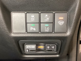 Hondaセンシング用の、VSA(ABS+TCS+横滑り抑制)解除と路外逸脱抑制機能などのオンオフスイッチはハンドルの右側に装備。その下にETC2.0がついています。高速道路の料金所の通過も楽々です。