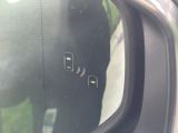 【ブラインドスポットモニター】走行中、ドアミラーの死角になりやすい箇所に後続車が接近するとサイドミラーのレンズに警告を表示!ドライバーに注意喚起をしてくれます。