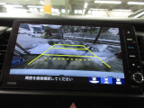 バックカメラの画像です。ガイドラインがスムースな車庫入れをサポートいたします。車庫入れの安心感がアップしますね。