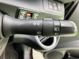 操作しやすいウインカーレバーで、安全な車線変更をサポートします。直感的に操作できるので、運転に集中できます。スムーズな運転を助けます。