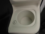 ホットドリンクをちょうどいい温度でキープしてくれる保温機能付きのホッとカップホルダー(前席)。ほっこり快適にドライブをサポート。