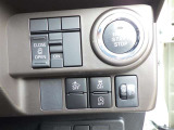 プッシュスタートボタンの画像です。スマートキーを携帯さえしていれば、キーを探さなくてもお車の始動が出来て便利です!