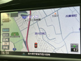 見やすい地図画面で、目的地へのナビゲーションをスムーズに行えます。周辺情報も確認できるので、初めての場所でも安心です。運転に集中できます。