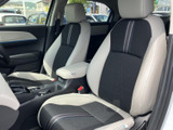 シンプルながらも機能的なデザインが魅力。操作しやすい配置で、快適な運転をサポートします。