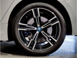 【BMWアロイホイル】軽量かつ強度に拘ったアロイホイル。走行性能ポテンシャルを引き出す設計。車の足元を引き締めてくれる大きなポイントはアロイホイルです。