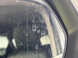【ブラインドスポットモニター】走行中、ドアミラーの死角になりやすい箇所に後続車が接近するとサイドミラーのレンズに警告を表示!ドライバーに注意喚起をしてくれます。