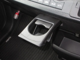 運転席と助手席の間にはドリンクホルダーがあります。取りやすい位置にありますからドライブも楽しくなりますね!