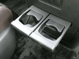 前席中央には引き出し式のドリンクホルダーが備わっています。